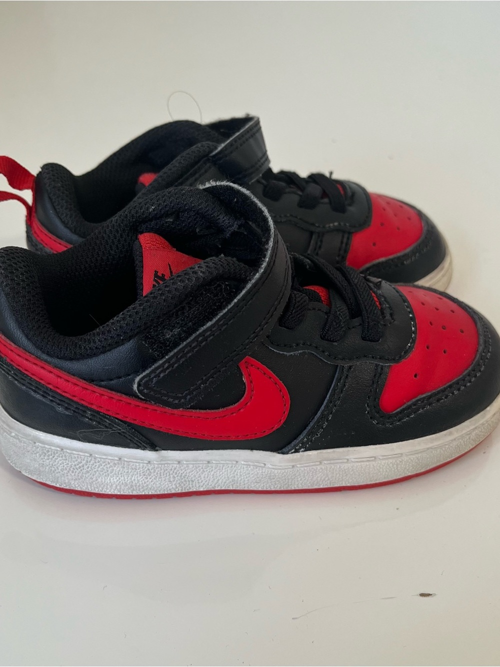 Nike Kids Black and Red Low-Top Sneakers with Hook-and-Loop Strap